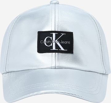 Calvin Klein Jeans - Chapéu em prata: frente