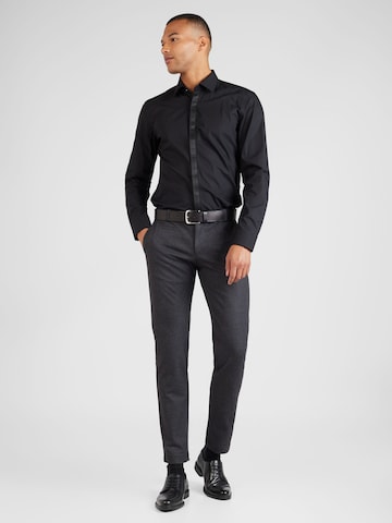 juoda HUGO Priglundantis modelis Marškiniai 'Keidi'