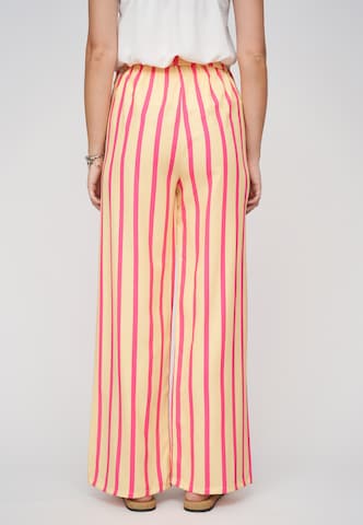Loosefit Pantaloni di Cloud5ive in giallo