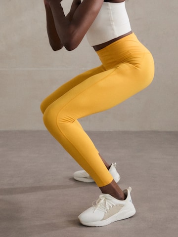 Girlfriend Collective Skinny Sporthose in Gelb