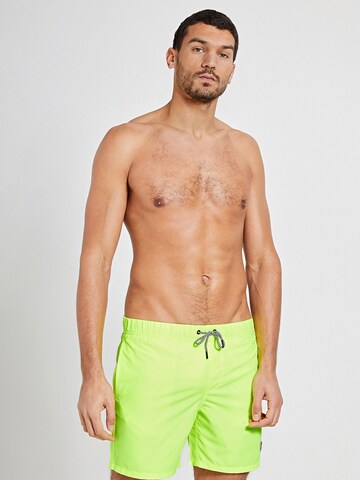 Shorts de bain 'Mike' Shiwi en jaune : devant