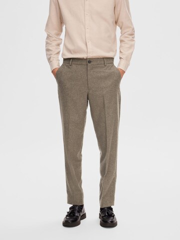 SELECTED HOMME Regular Pleat-Front Pants in Brown: front