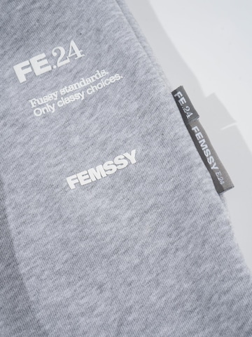 Loosefit Pantaloni 'FLOW SWEATPANTS GREY' di FEMSSY in grigio