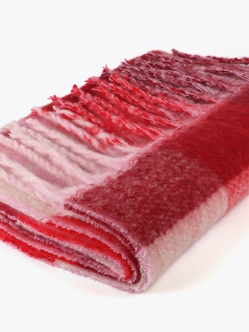 Sciarpa di Lola Casademunt in rosso