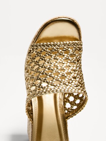 Mule Bershka en or