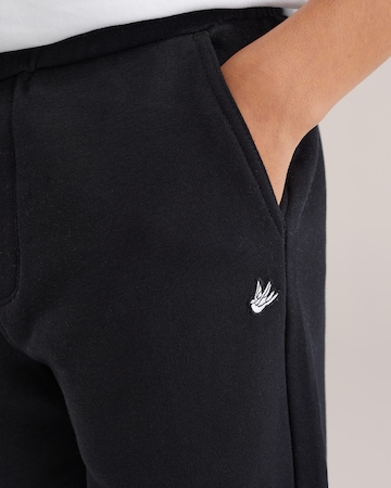 WE Fashion Regular Trousers in Black