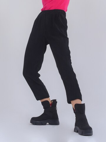 FRESHLIONS Tapered Hose 'Selma' in Schwarz: Vorderseite