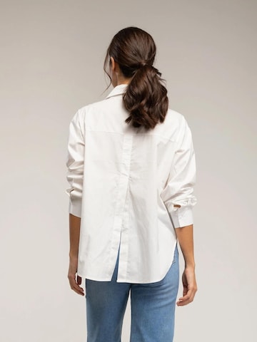 Tantra - Camiseta 'Camisa básica con apertura atras y bolsillo' en blanco