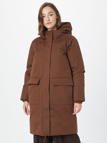 Manteau d’hiver minimum en marron : devant