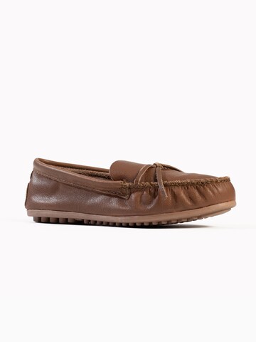 Minnetonka Mocassins 'Kelsea' in Bruin