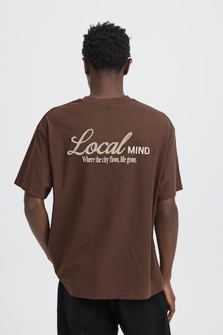 Tricou 'SDWITTLE' de la !Solid pe maro: față