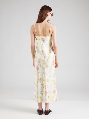 Rochie de vară de la Gina Tricot pe bej