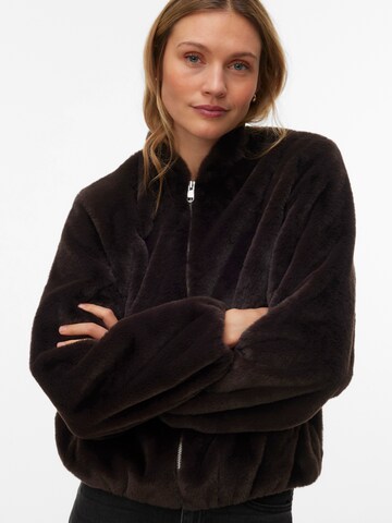 Giacca di mezza stagione 'VMSONJALIGA' di VERO MODA in marrone: frontale
