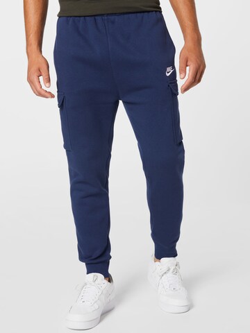 Effilé Pantalon cargo 'Club' Nike Sportswear en bleu : devant