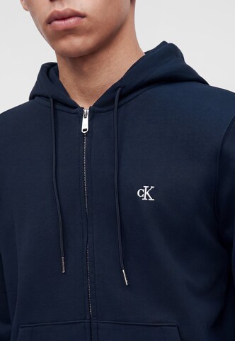 Calvin Klein Jeans - Casaco em moletão em azul: frente