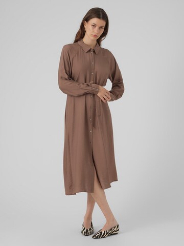 Robe-chemise 'DEBBY' VERO MODA en marron