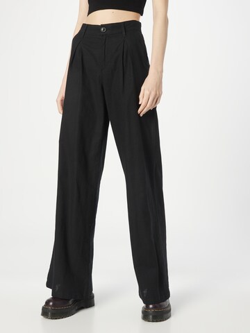 Wide leg Pantaloni cutați de la Urban Classics pe negru: față