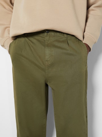 Loosefit Pantaloni con pieghe di Bershka in verde