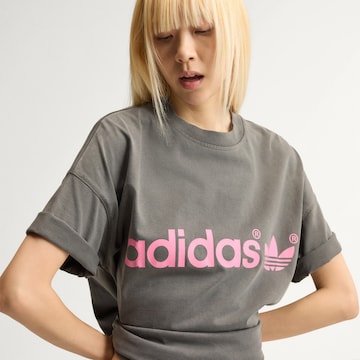 ADIDAS ORIGINALS - Camiseta 'AdiSignature NY' en negro