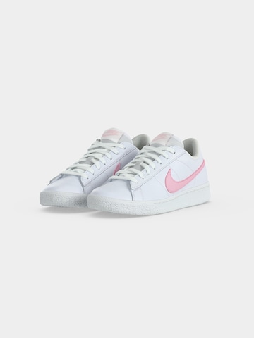 Baskets basses 'CLASSIC' Nike Sportswear en blanc