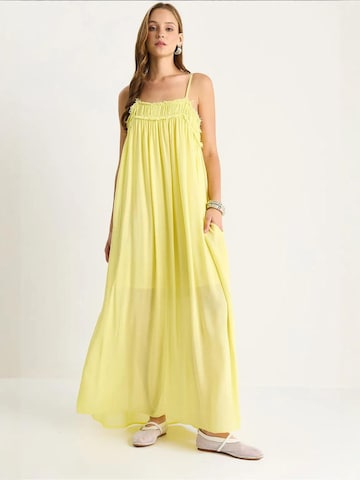 Abito di Bianco Lucci in giallo: frontale