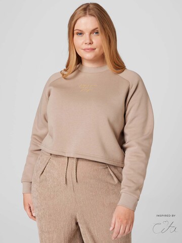 Guido Maria Kretschmer Curvy - Sweatshirt 'Maggie' em castanho: frente