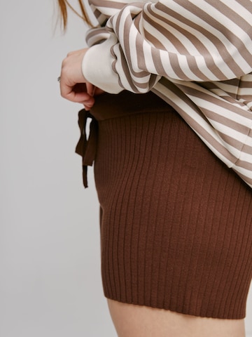 A LOT LESS - regular Pantalón 'Charlotte' en marrón
