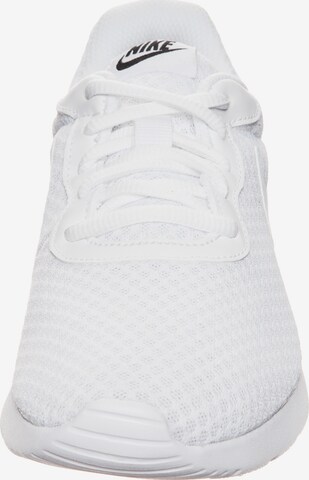 Baskets basses 'Tanjun' Nike Sportswear en blanc