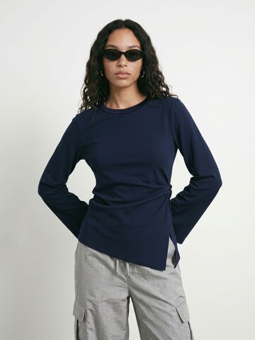 HYPEDROP - Camiseta 'Riva' en azul: frente
