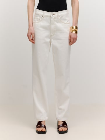 EDITED جينز واسع من الأسفل جينز 'Caro' بلون أبيض: الأمام