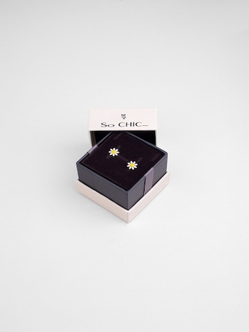 So Chic Earrings in Gold