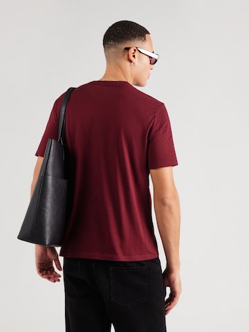 T-Shirt Calvin Klein Jeans en rouge : derrière