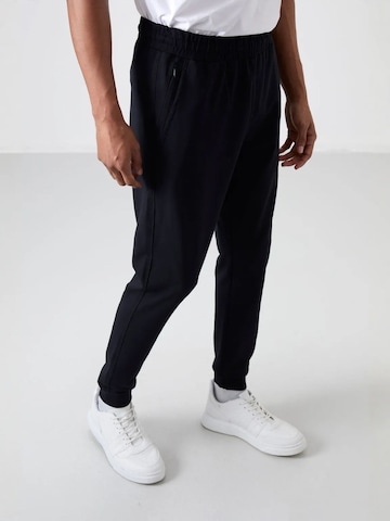 Tommy Life - Tapered Calças de desporto em preto