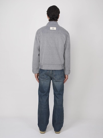 Giacca di mezza stagione 'Snap-Tab Collar Blouson' di SHAMBLES in grigio