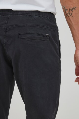 INDICODE JEANS Tapered Chinohose in Schwarz