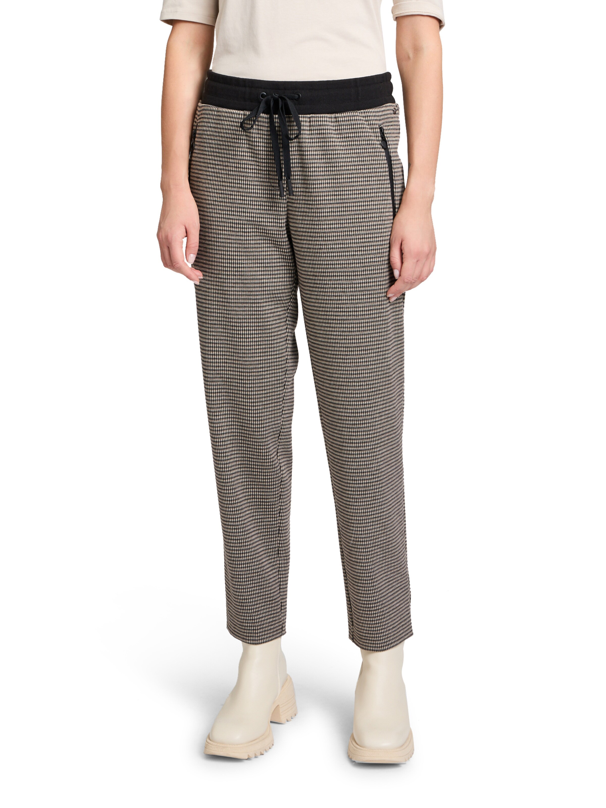 Betty & Co Loosefit Schlupfhose mit Reißverschlusstaschen in Schwarz: Vorderseite