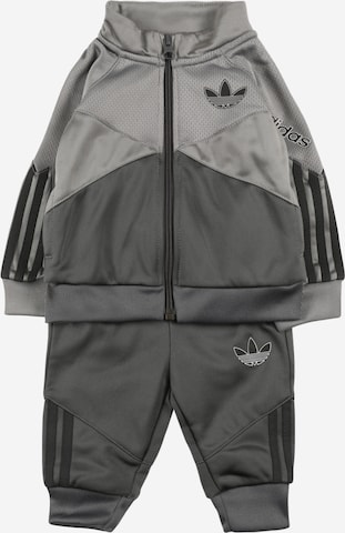 ADIDAS ORIGINALS Sweatsuit in Grey: front