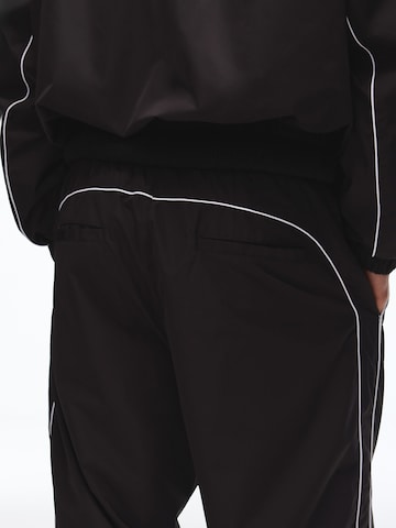 Bershka Loosefit Bukser i sort