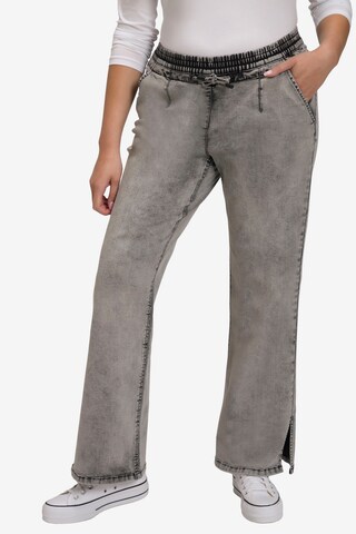 Ulla Popken Boot cut Jeans 'Mary' in Grey: front