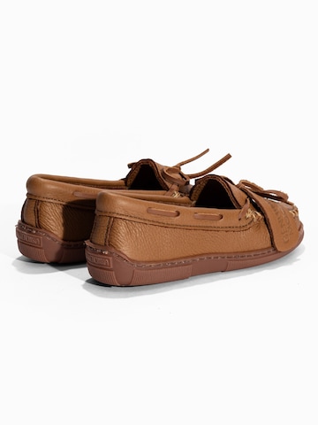 Mocasini 'Kilty' de la Minnetonka pe maro