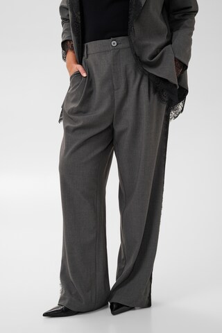 Regular Pantalon KAFFE CURVE en gris : devant