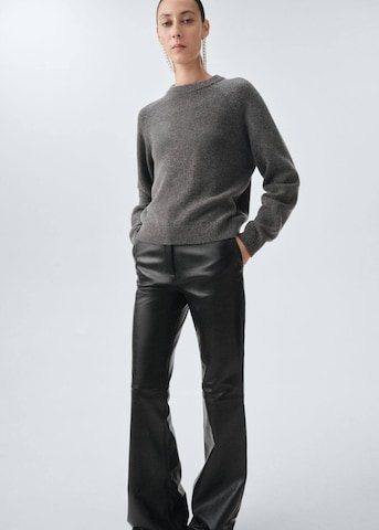 MANGO Flared Hose in Schwarz