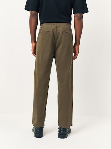 Next Обычный Брюки со складками в Зеленый