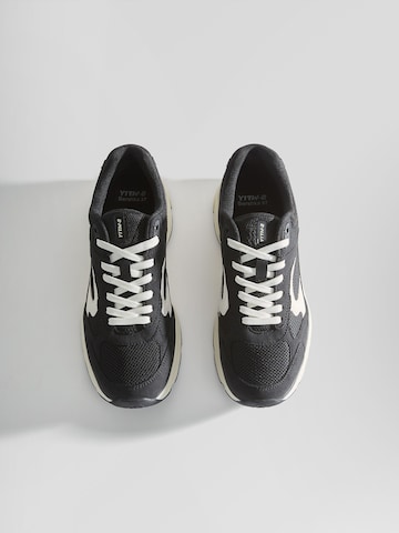 Sneaker low de la Bershka pe negru