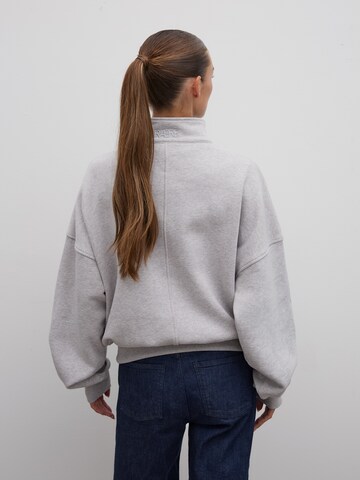 RÆRE by Lorena Rae Sweatshirt in Grijs