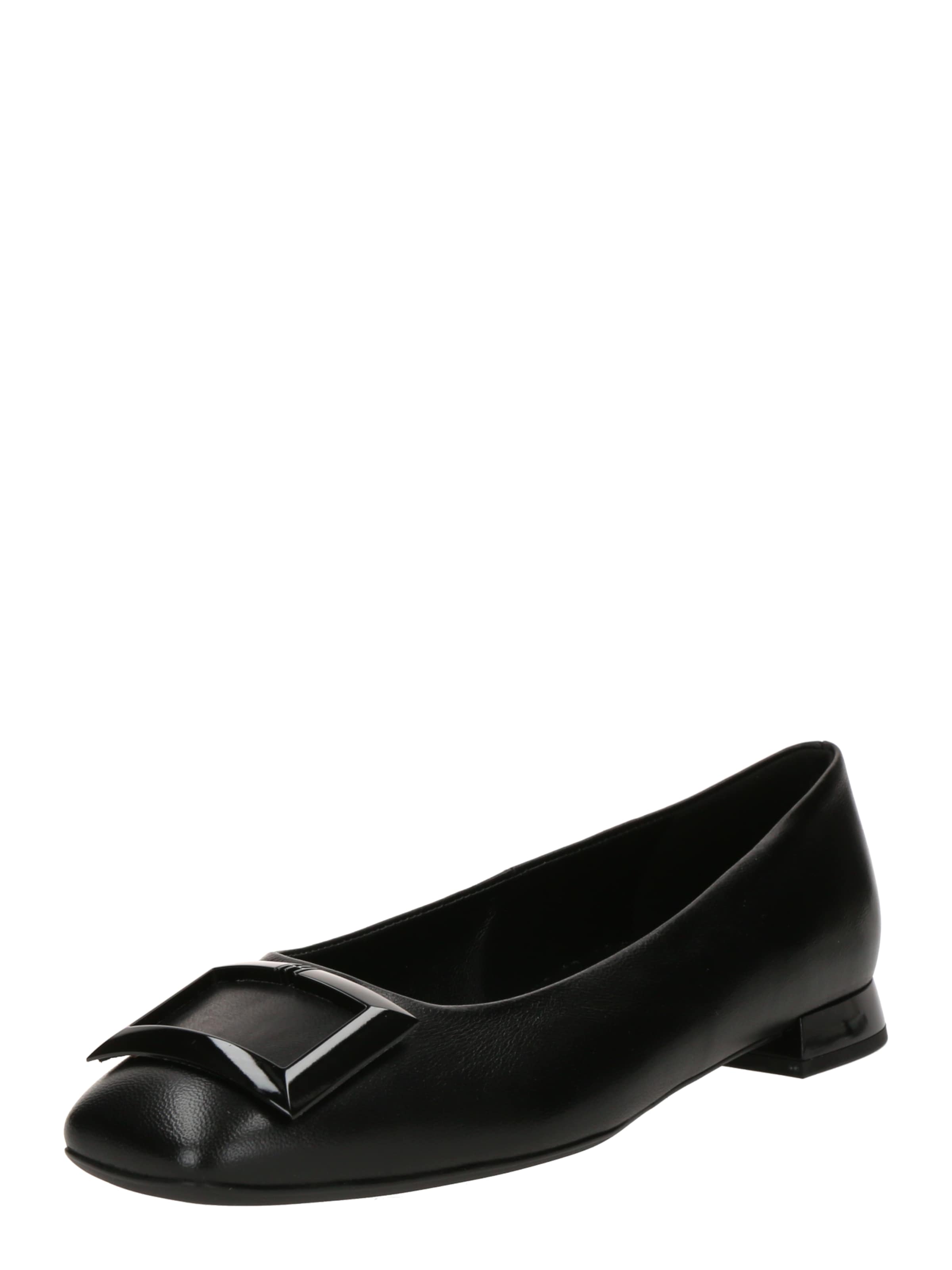 Balerini de la Högl pe negru: față