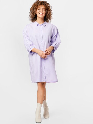 Noisy May Curve - Vestidos camiseiros 'Violet' em roxo: frente