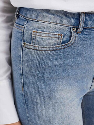 WE Fashion Flared Jeans i blå