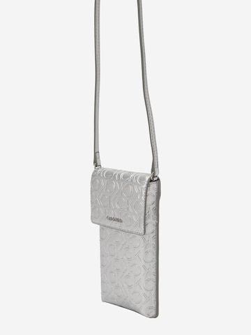 sidabrinė Calvin Klein Išmaniojo telefono dėklas 'Must'