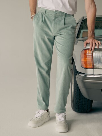 regular Pantaloni con pieghe 'Fiete' di ABOUT YOU x Alvaro Soler in verde: frontale
